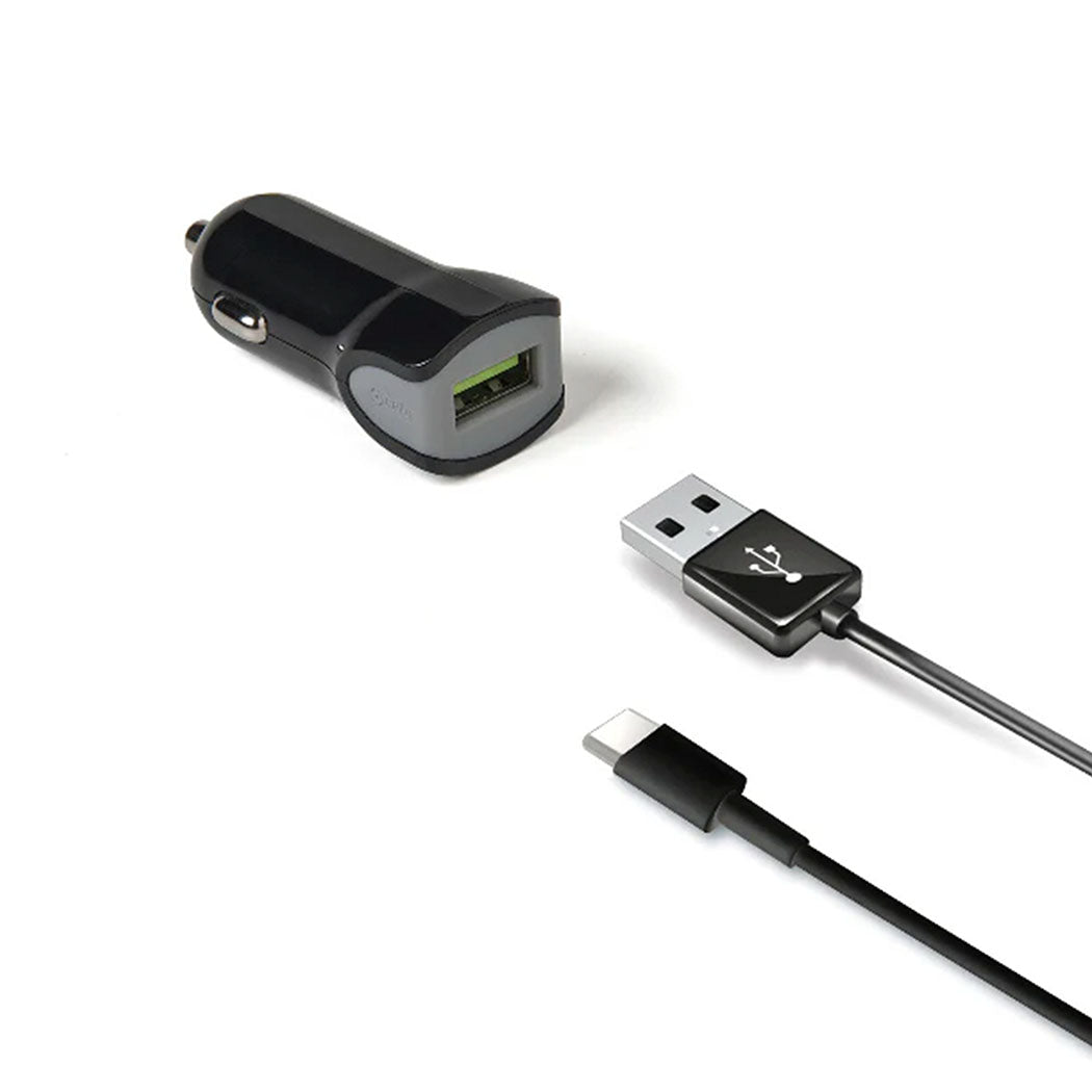 Sort USB billader og USB-C kabel til opladning af mobil eller tablet i bilen, på hvid baggrund