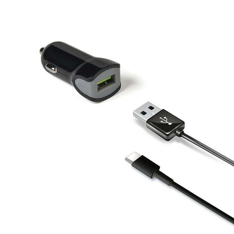 Sort USB billader og USB-C kabel til opladning af mobil eller tablet i bilen, på hvid baggrund