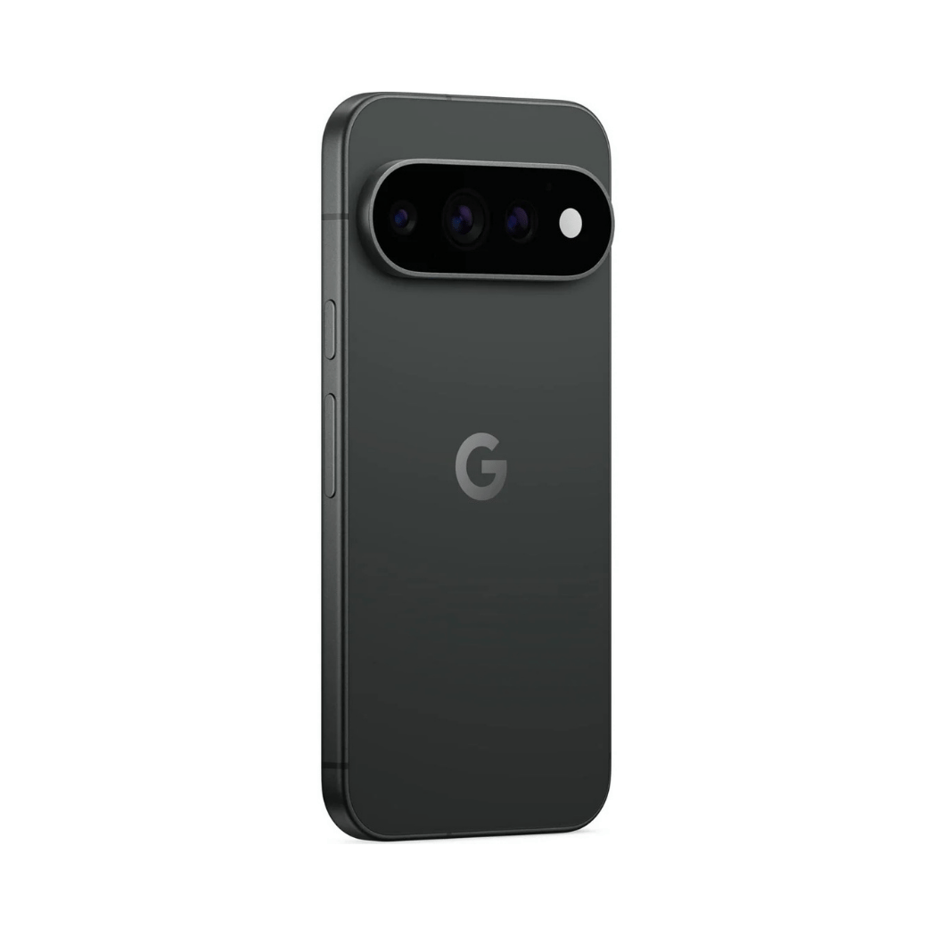 Bagsiden af en sort Google Pixel 11 Pro smartphone med trippelkamerasystem og Google-logo.