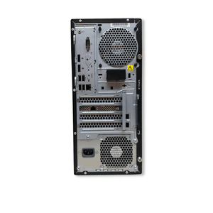 Bagsiden af en Lenovo ThinkStation P330 Tower med porte og ventilationsåbninger